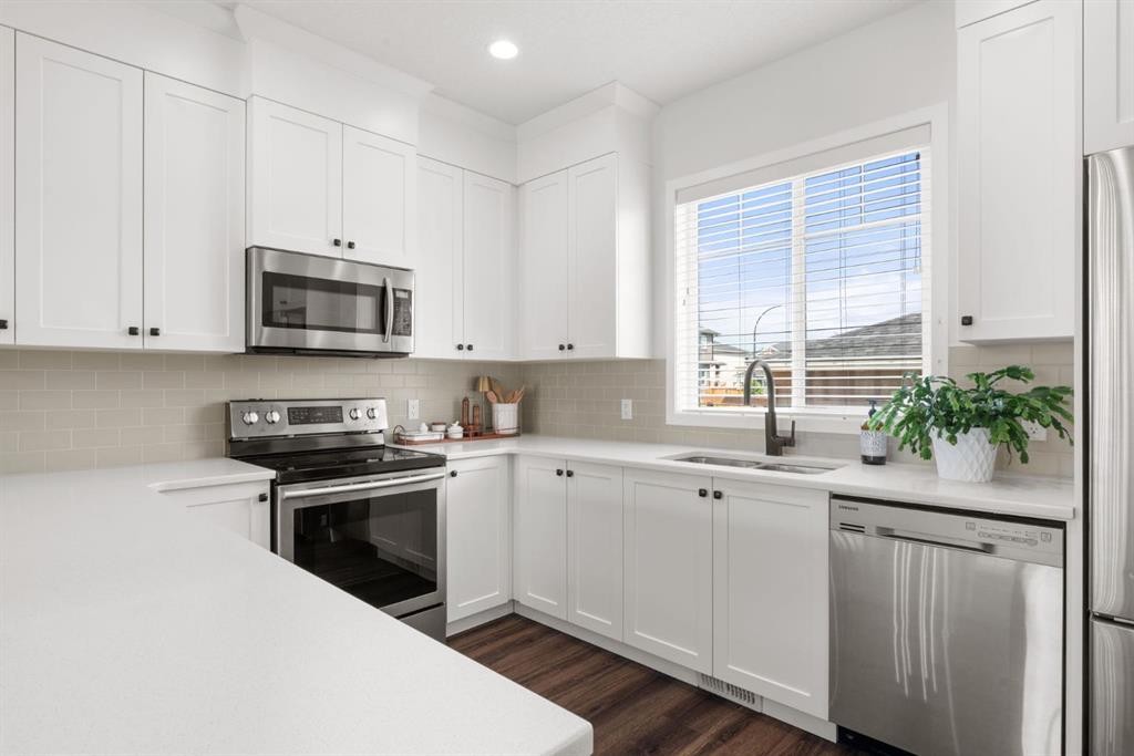 45 Willow Green Way, Cochrane, AB - Indoor Photo Showing Kitchen With Stainless Steel Kitchen With Double Sink
