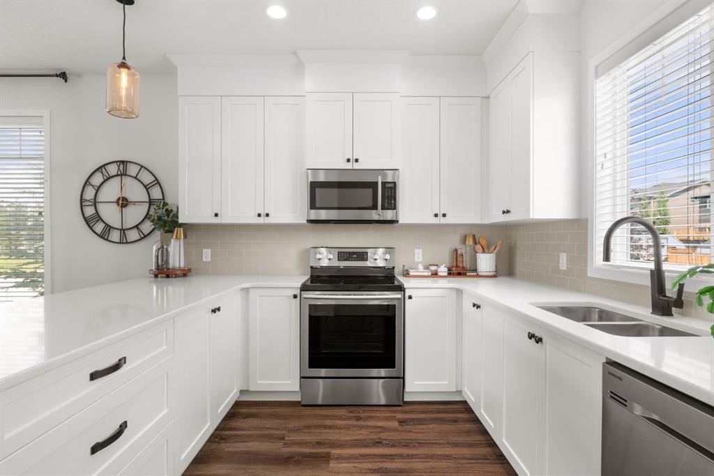 45 Willow Green Way, Cochrane, AB - Indoor Photo Showing Kitchen With Stainless Steel Kitchen With Double Sink With Upgraded Kitchen