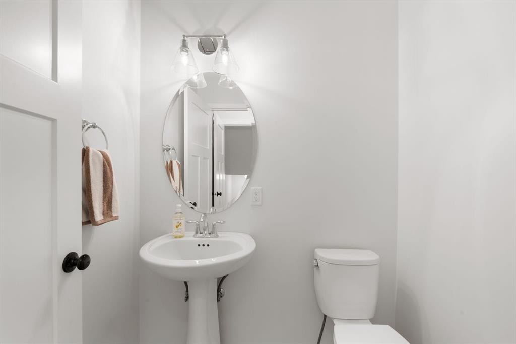 45 Willow Green Way, Cochrane, AB - Indoor Photo Showing Bathroom