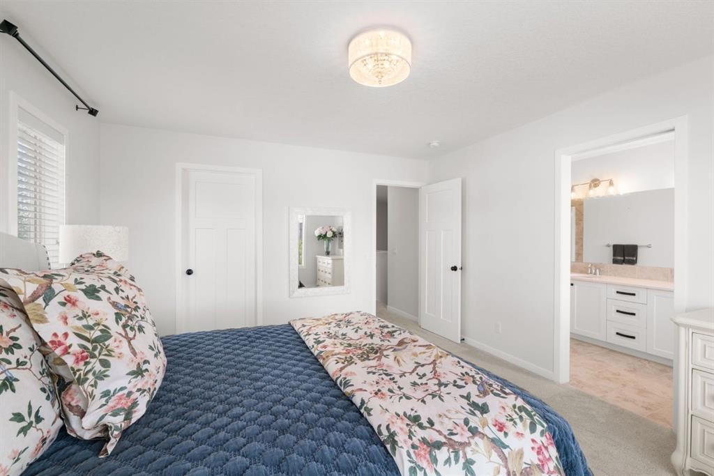 45 Willow Green Way, Cochrane, AB - Indoor Photo Showing Bedroom