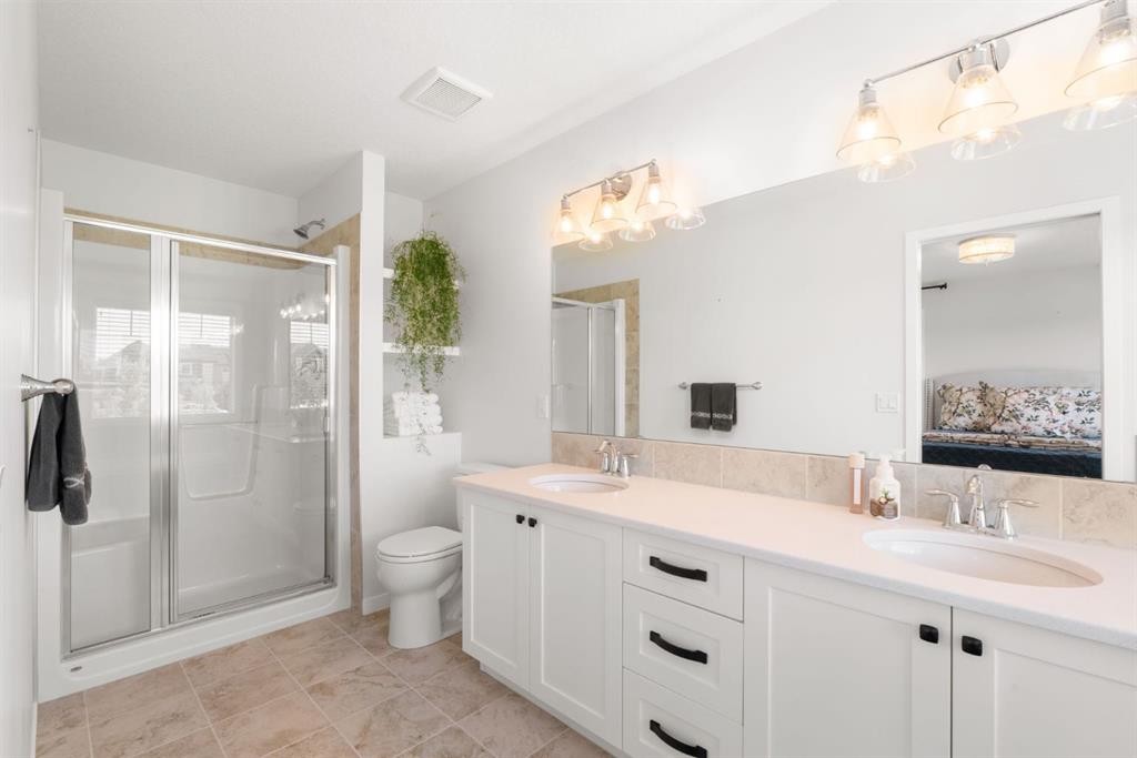 45 Willow Green Way, Cochrane, AB - Indoor Photo Showing Bathroom