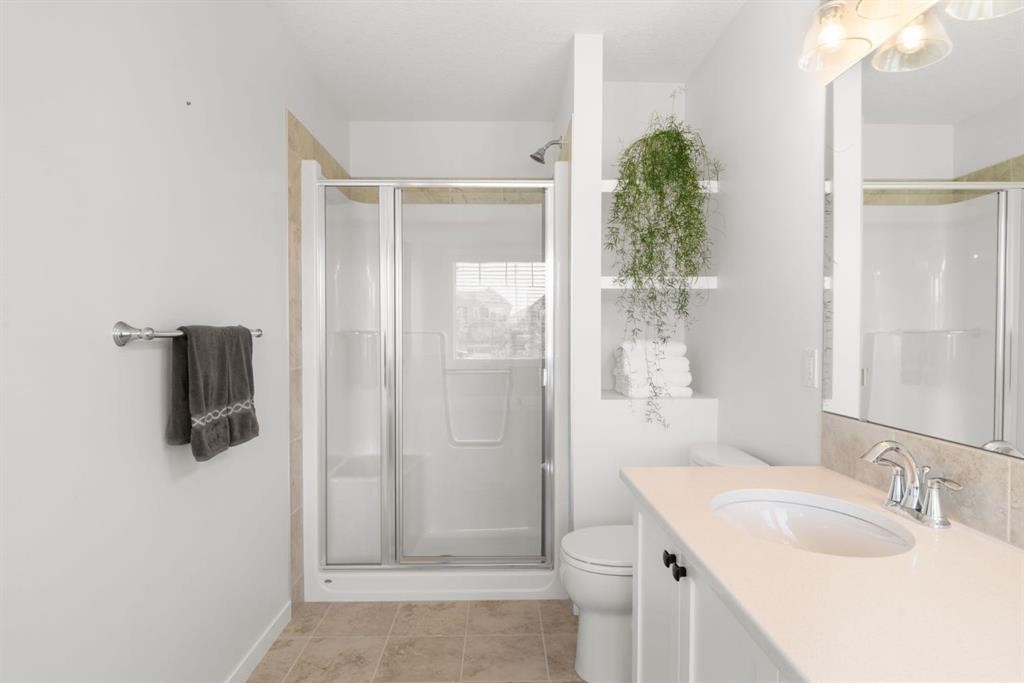 45 Willow Green Way, Cochrane, AB - Indoor Photo Showing Bathroom