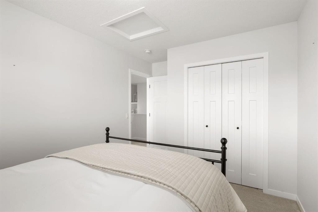 45 Willow Green Way, Cochrane, AB - Indoor Photo Showing Bedroom