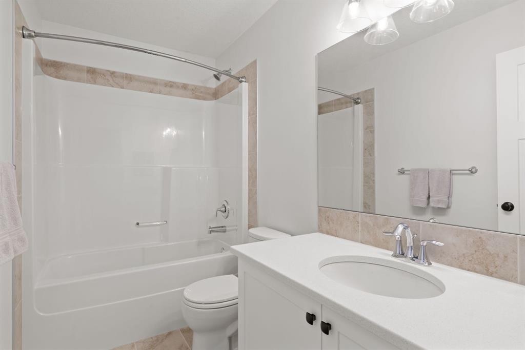 45 Willow Green Way, Cochrane, AB - Indoor Photo Showing Bathroom