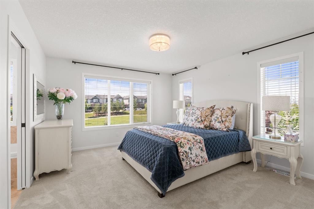 45 Willow Green Way, Cochrane, AB - Indoor Photo Showing Bedroom
