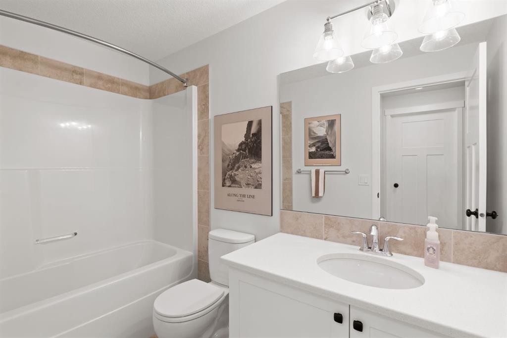 45 Willow Green Way, Cochrane, AB - Indoor Photo Showing Bathroom