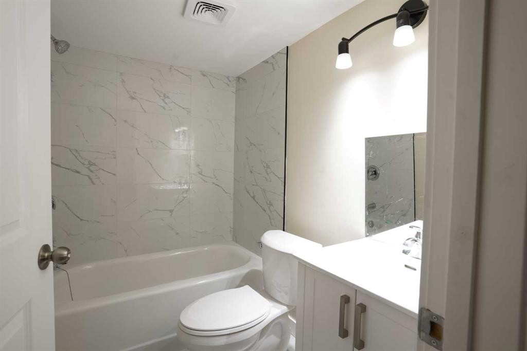149 Walden Parade Se, Calgary, AB - Indoor Photo Showing Bathroom