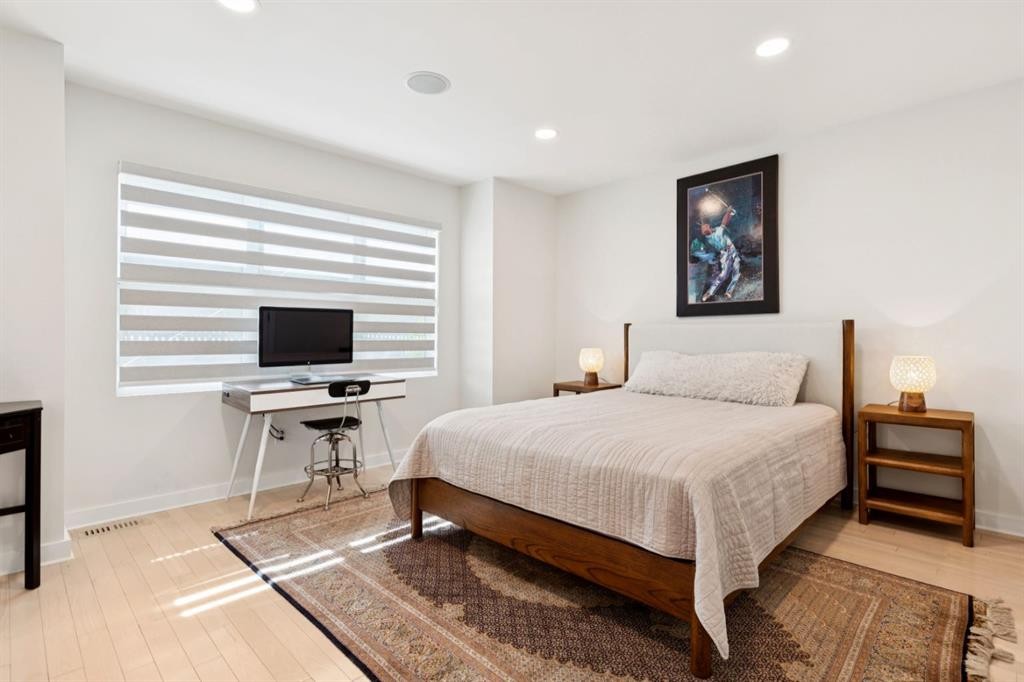 424 Aspen Meadows Hill Sw, Calgary, AB - Indoor Photo Showing Bedroom