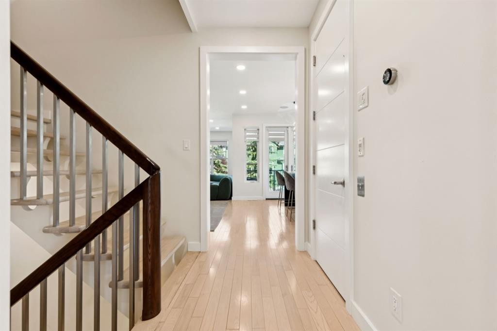 424 Aspen Meadows Hill Sw, Calgary, AB - Indoor Photo Showing Other Room