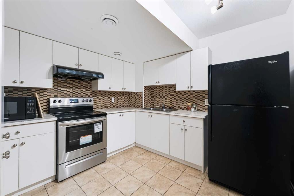 8245 Saddlebrook Drive Ne, Calgary, AB - Indoor Photo Showing Kitchen