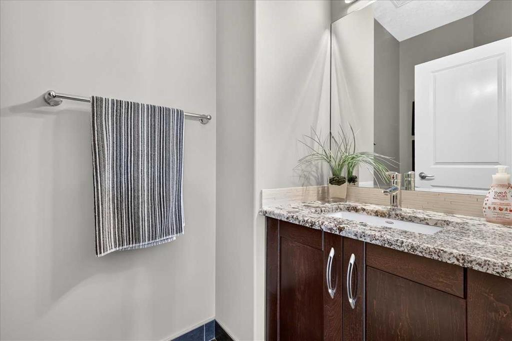 122 Royal Birkdale Crescent Nw, Calgary, AB - Indoor Photo Showing Bathroom