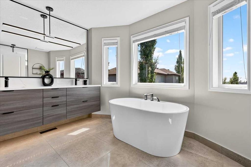 122 Royal Birkdale Crescent Nw, Calgary, AB - Indoor Photo Showing Bathroom