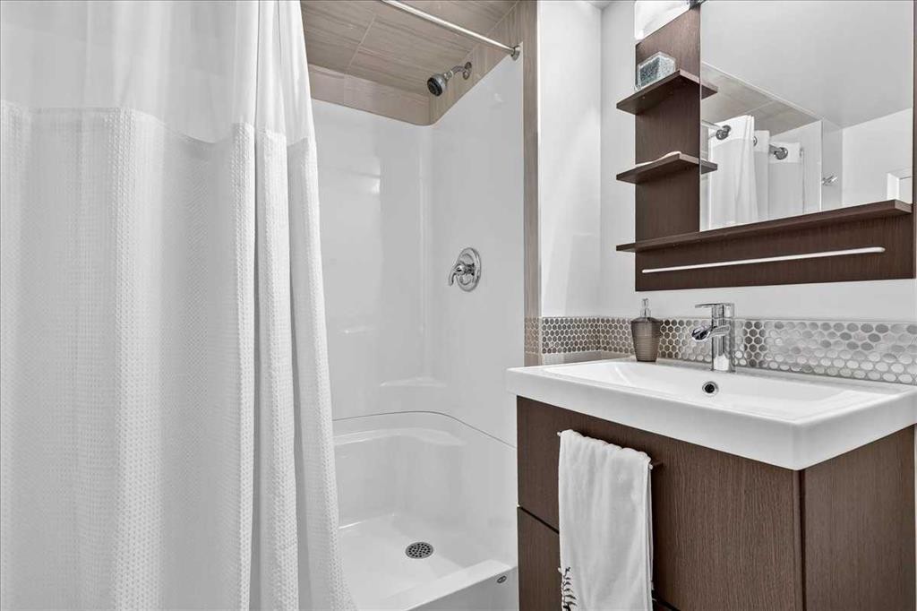 122 Royal Birkdale Crescent Nw, Calgary, AB - Indoor Photo Showing Bathroom