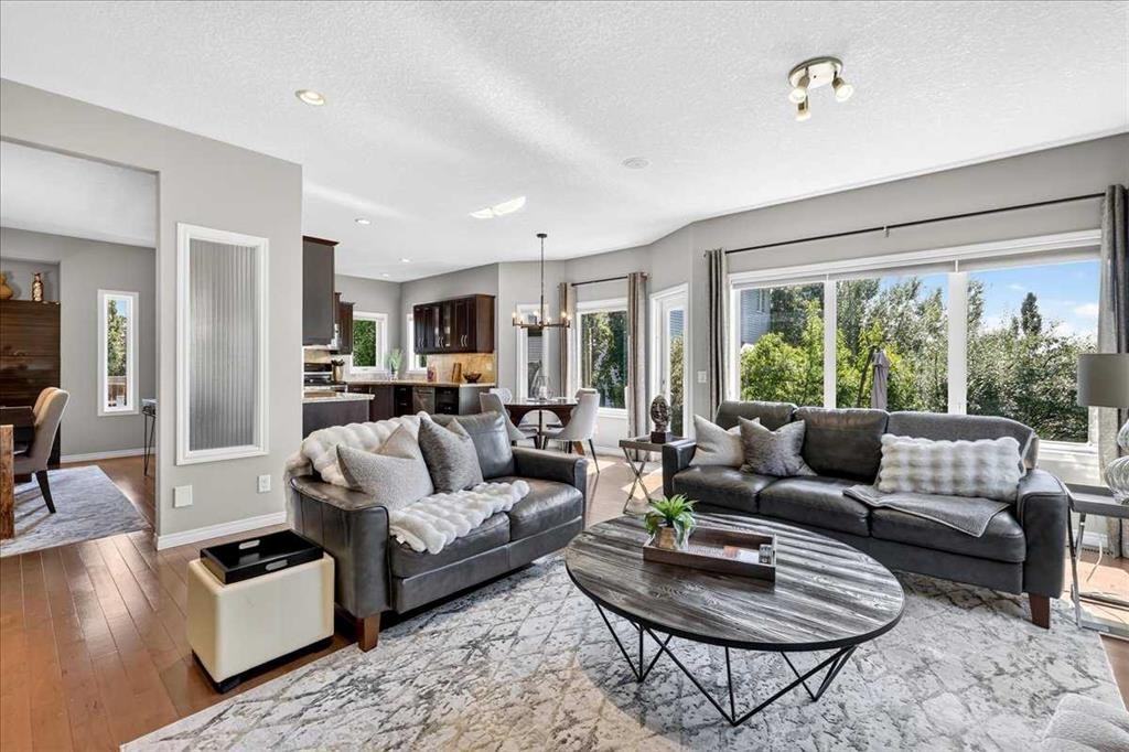 122 Royal Birkdale Crescent Nw, Calgary, AB - Indoor Photo Showing Living Room