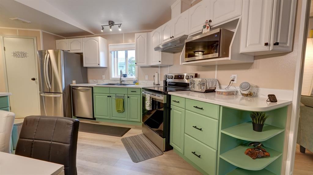 25 Westover Crescent West, Claresholm, AB - Indoor Photo Showing Kitchen