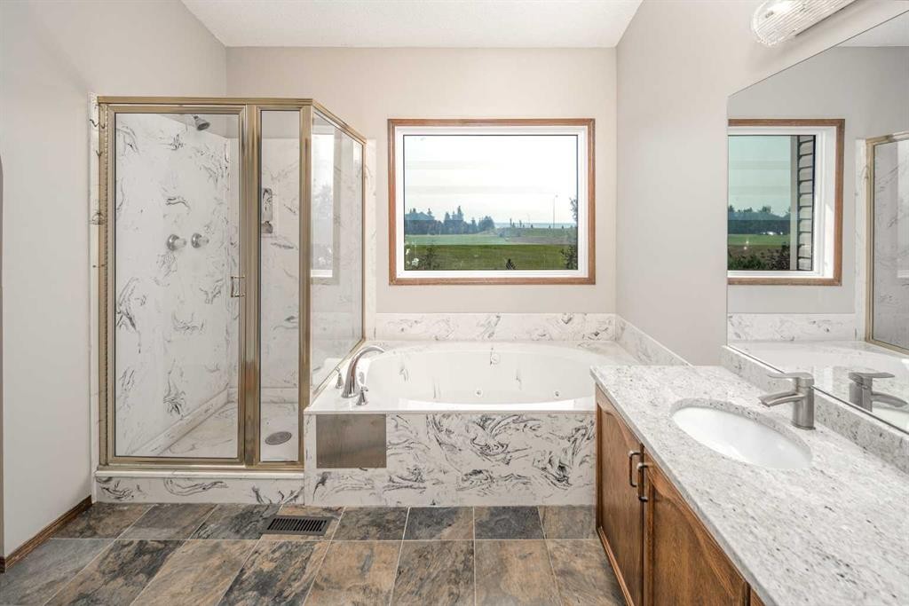 131 Edgebrook Close Nw, Calgary, AB - Indoor Photo Showing Bathroom