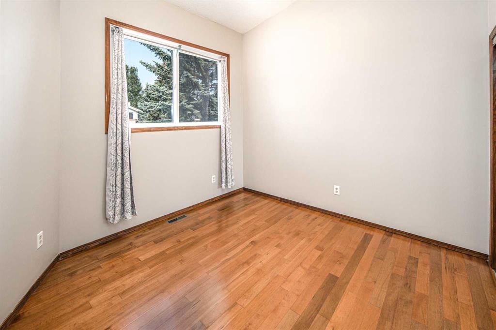 131 Edgebrook Close Nw, Calgary, AB - Indoor Photo Showing Other Room