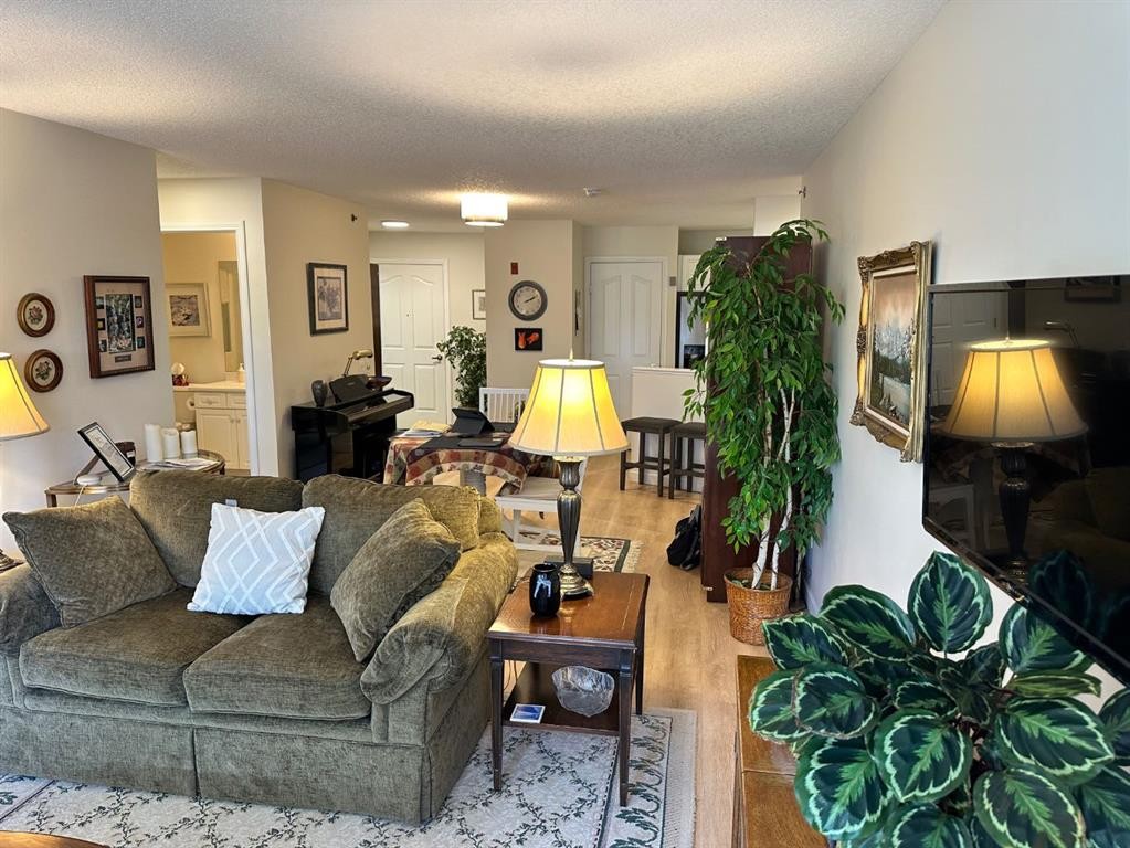 3338-1818 Simcoe Boulevard Sw, Calgary, AB - Indoor Photo Showing Living Room