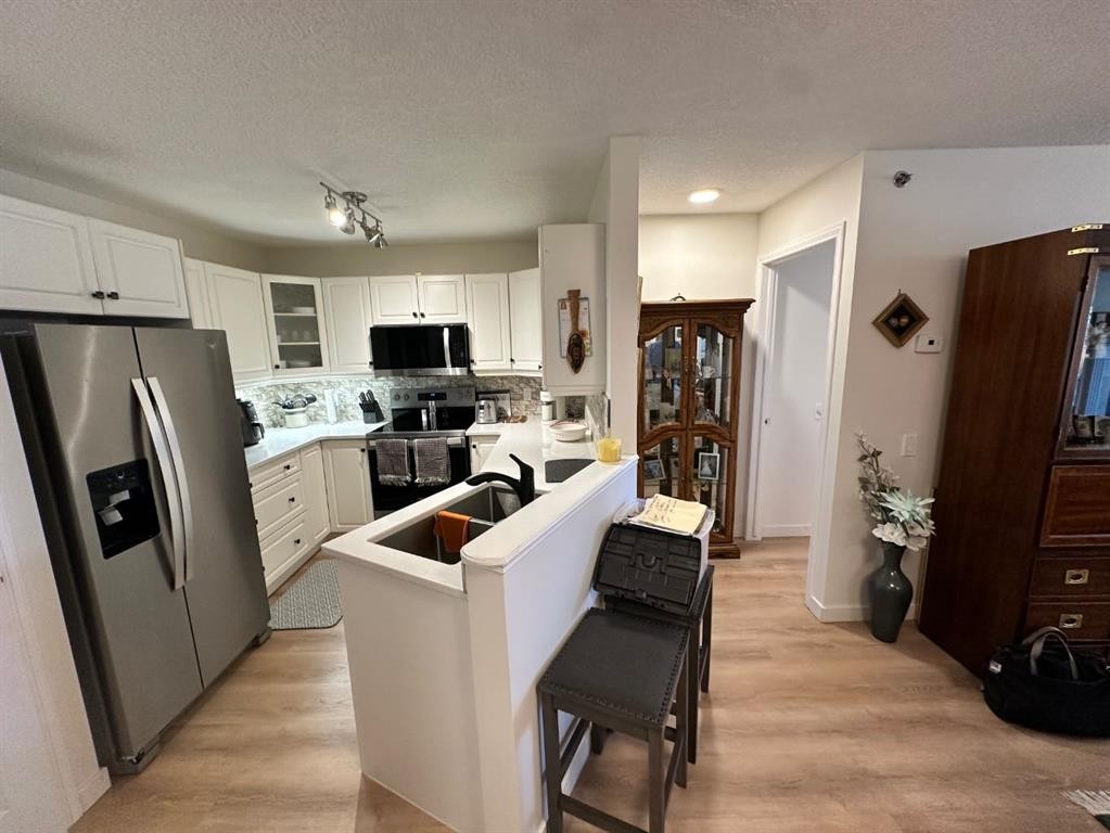 3338-1818 Simcoe Boulevard Sw, Calgary, AB - Indoor Photo Showing Kitchen With Double Sink