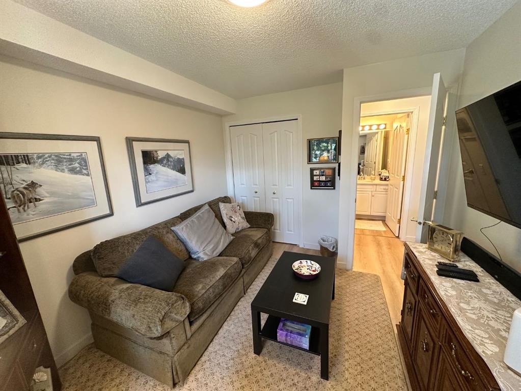 3338-1818 Simcoe Boulevard Sw, Calgary, AB - Indoor Photo Showing Living Room