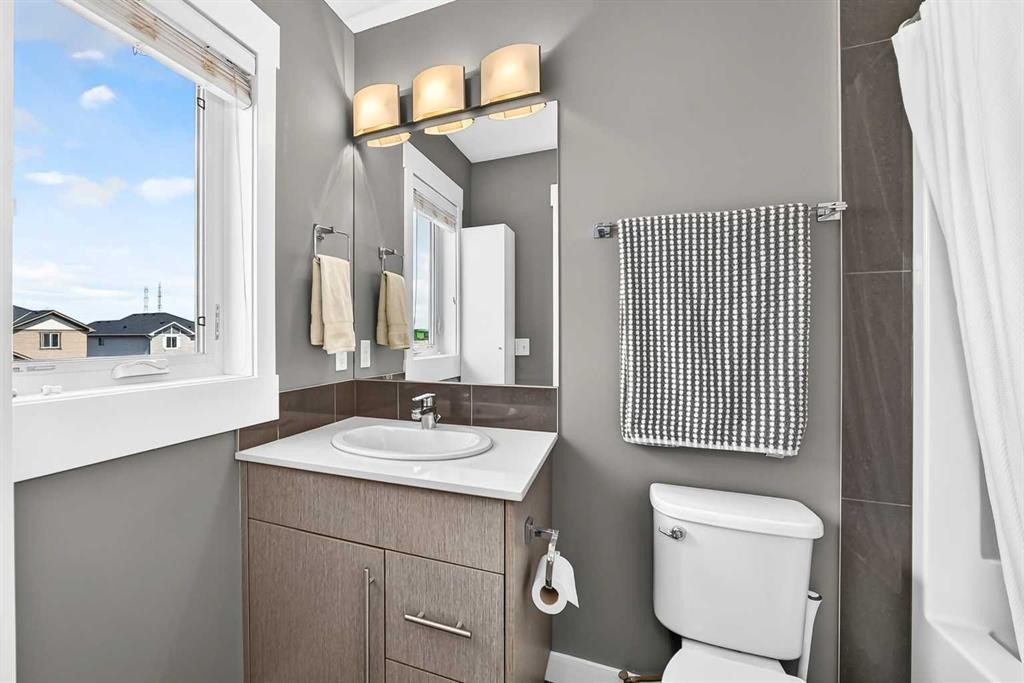 2-111 Rainbow Falls Gate, Chestermere, AB
