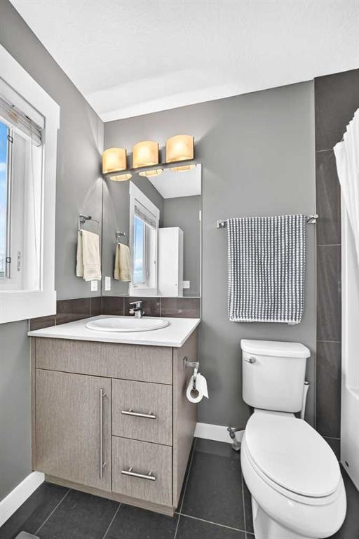 2-111 Rainbow Falls Gate, Chestermere, AB