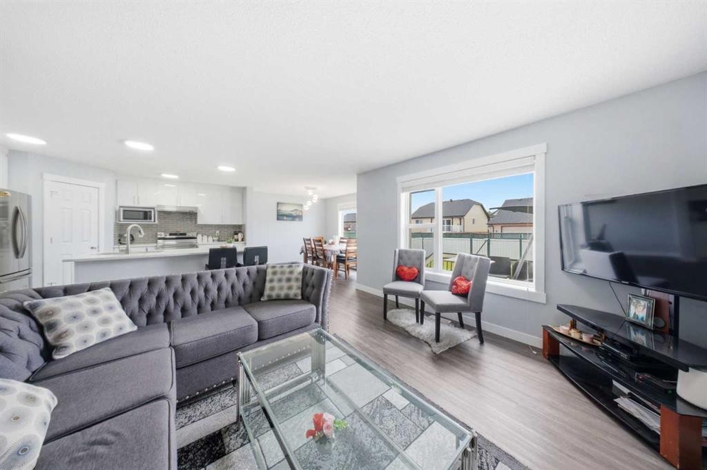 19 Martha'S Meadow Close Ne, Calgary, AB - Indoor Photo Showing Living Room