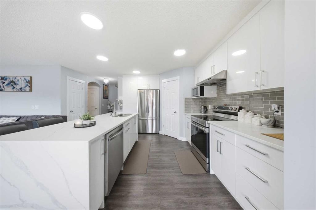 19 Martha'S Meadow Close Ne, Calgary, AB - Indoor Photo Showing Kitchen With Upgraded Kitchen