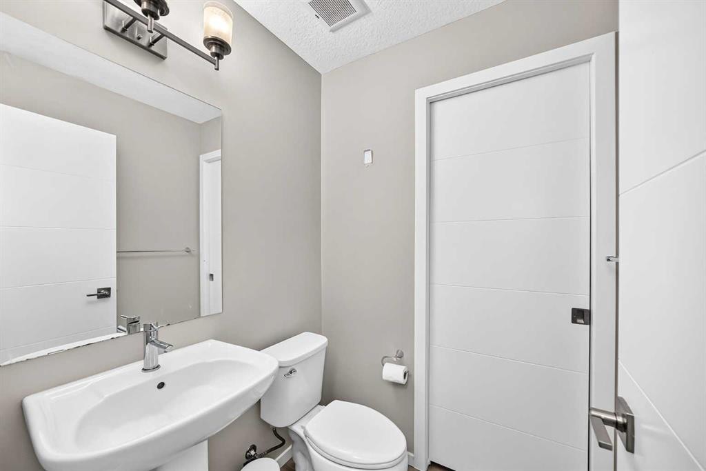 203-120 Redstone Walk Ne, Calgary, AB - Indoor Photo Showing Bathroom