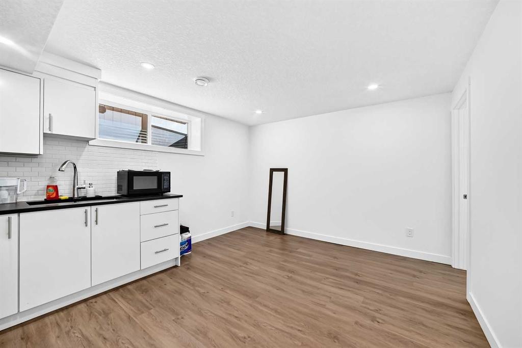 8 Skyview Point Terrace Ne, Calgary, AB - Indoor Photo Showing Other Room
