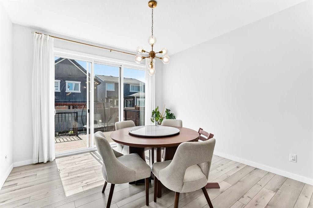 105 Magnolia Manor Se, Calgary, AB - Indoor Photo Showing Dining Room