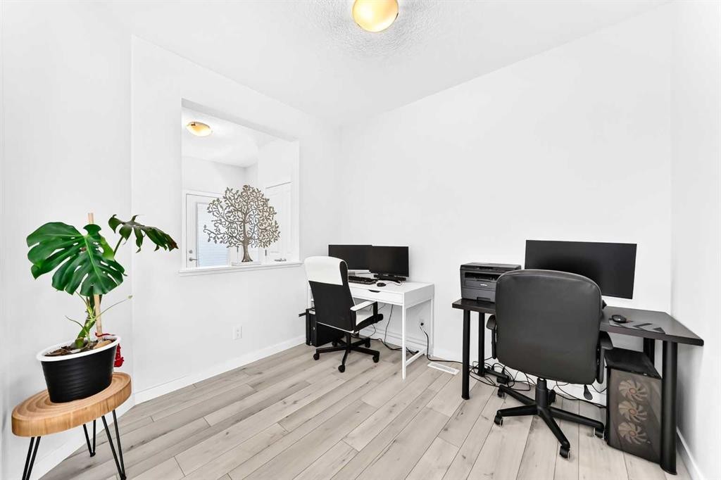 105 Magnolia Manor Se, Calgary, AB - Indoor Photo Showing Office