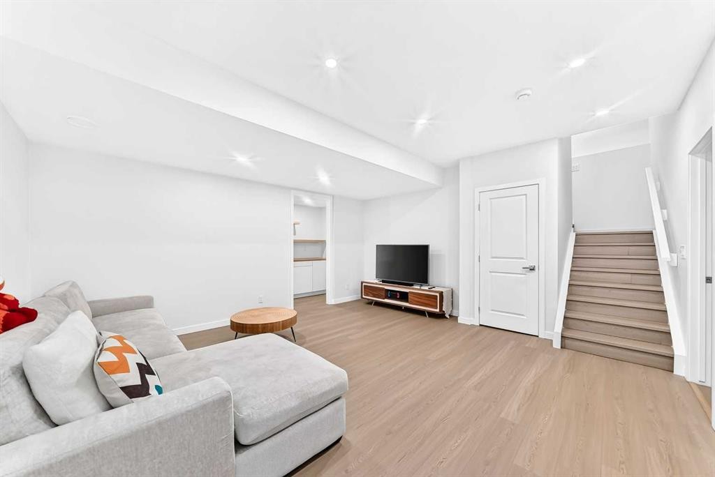 105 Magnolia Manor Se, Calgary, AB - Indoor Photo Showing Other Room