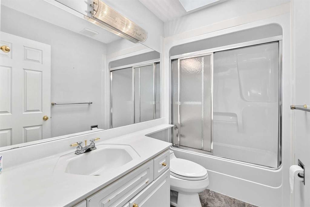 2917 Signal Hill Heights Sw, Calgary, AB - Indoor Photo Showing Bathroom