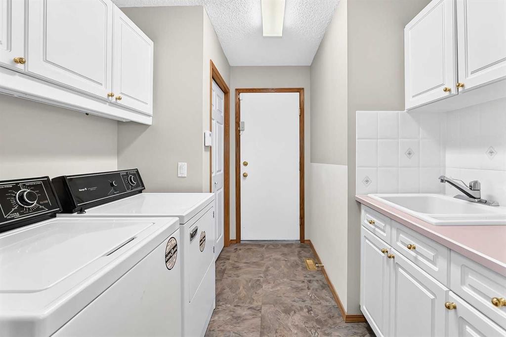 2917 Signal Hill Heights Sw, Calgary, AB - Indoor Photo Showing Laundry Room
