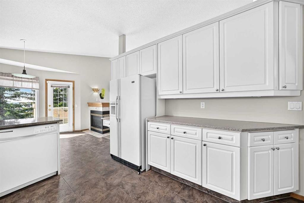 2917 Signal Hill Heights Sw, Calgary, AB - Indoor Photo Showing Kitchen