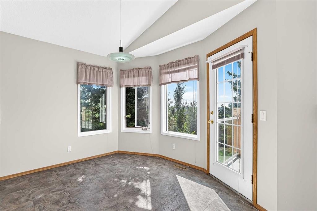 2917 Signal Hill Heights Sw, Calgary, AB - Indoor Photo Showing Other Room