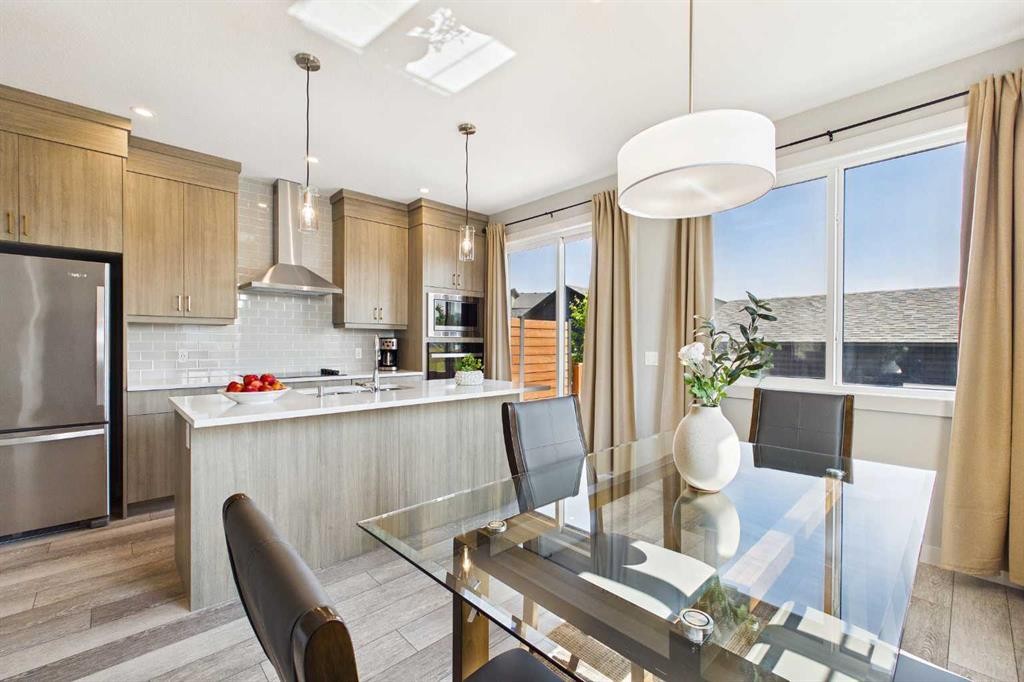 182 Rowley Gate Nw, Calgary, AB - Indoor Photo Showing Kitchen With Upgraded Kitchen