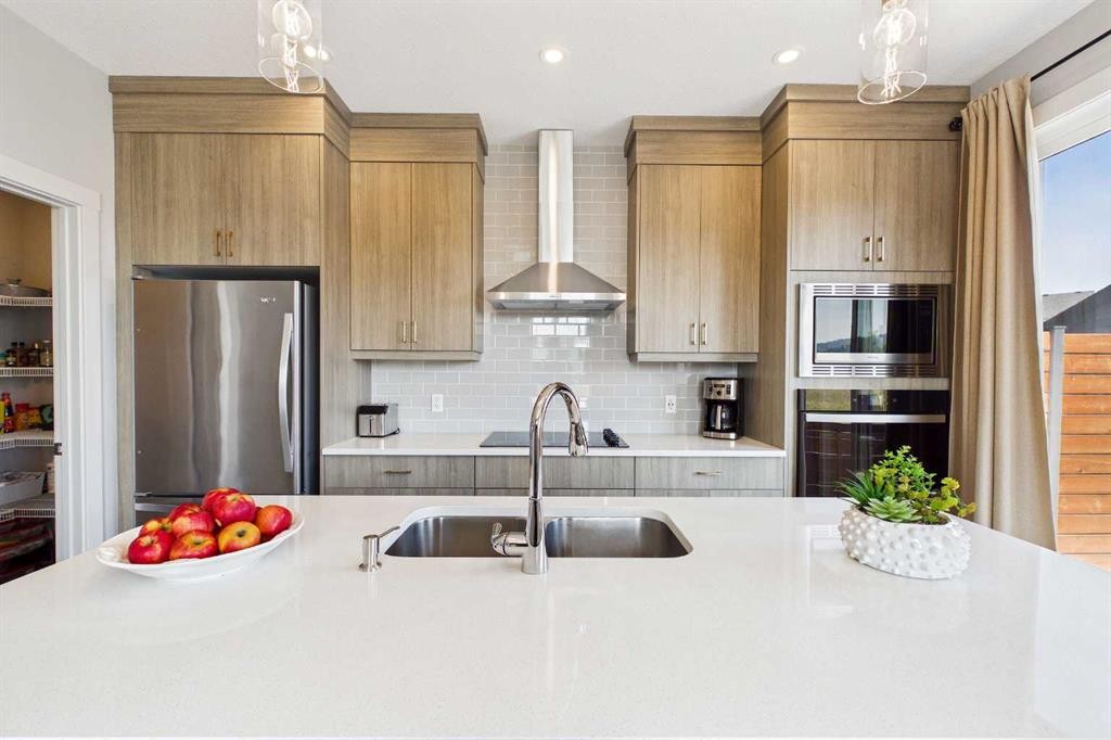 182 Rowley Gate Nw, Calgary, AB - Indoor Photo Showing Kitchen With Double Sink With Upgraded Kitchen