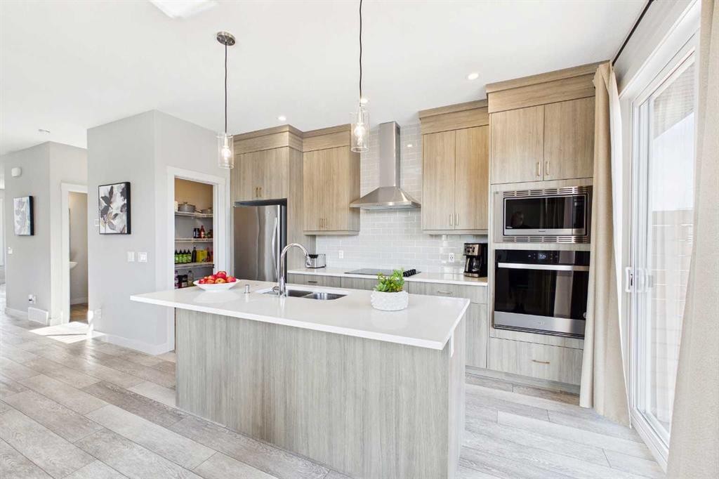 182 Rowley Gate Nw, Calgary, AB - Indoor Photo Showing Kitchen With Upgraded Kitchen