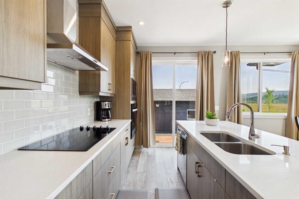 182 Rowley Gate Nw, Calgary, AB - Indoor Photo Showing Kitchen With Double Sink With Upgraded Kitchen