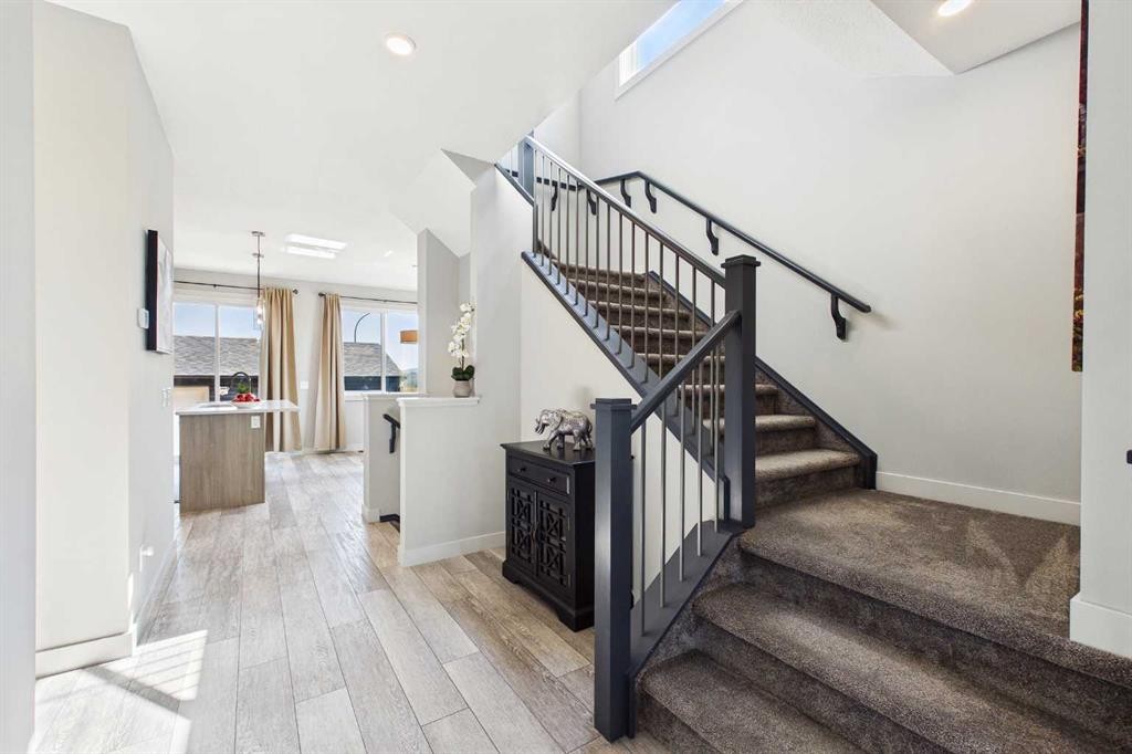 182 Rowley Gate Nw, Calgary, AB - Indoor Photo Showing Other Room