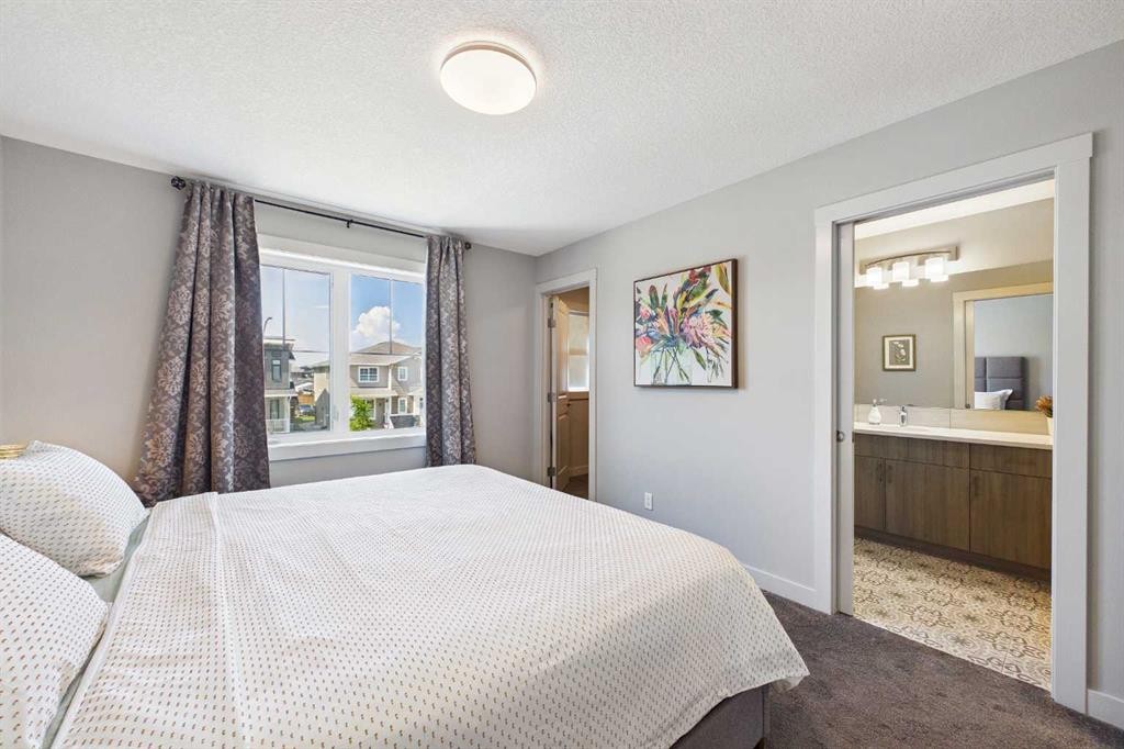 182 Rowley Gate Nw, Calgary, AB - Indoor Photo Showing Bedroom