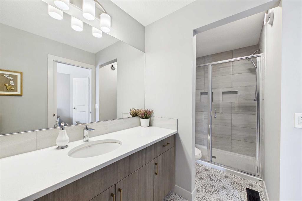 182 Rowley Gate Nw, Calgary, AB - Indoor Photo Showing Bathroom