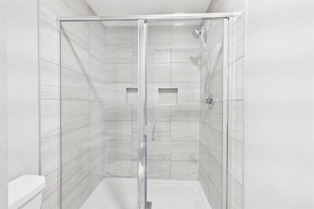 182 Rowley Gate Nw, Calgary, AB - Indoor Photo Showing Bathroom