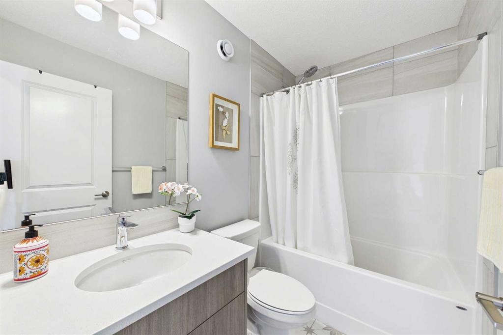 182 Rowley Gate Nw, Calgary, AB - Indoor Photo Showing Bathroom