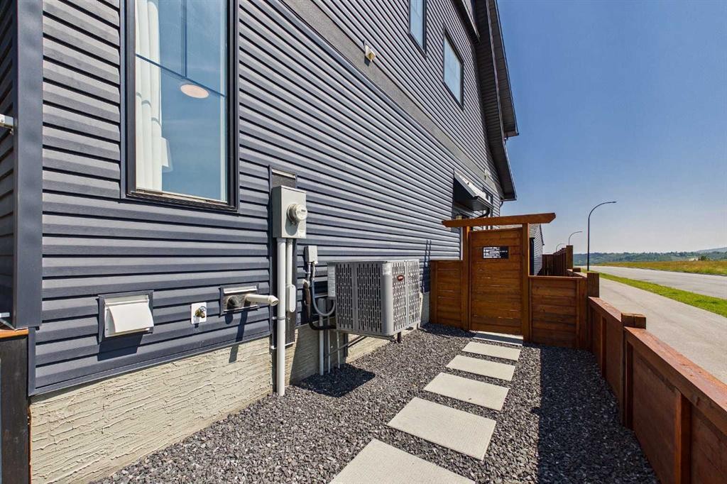 182 Rowley Gate Nw, Calgary, AB - Outdoor