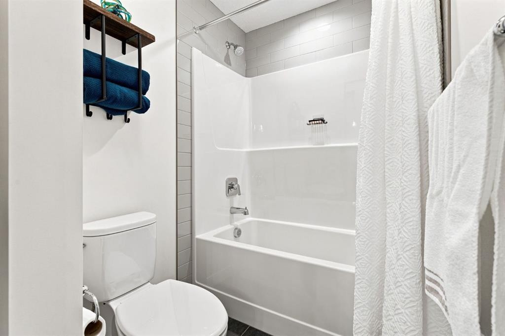 218 Boulder Creek Place, Langdon, AB - Indoor Photo Showing Bathroom