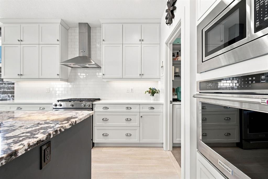 218 Boulder Creek Place, Langdon, AB - Indoor Photo Showing Kitchen With Upgraded Kitchen