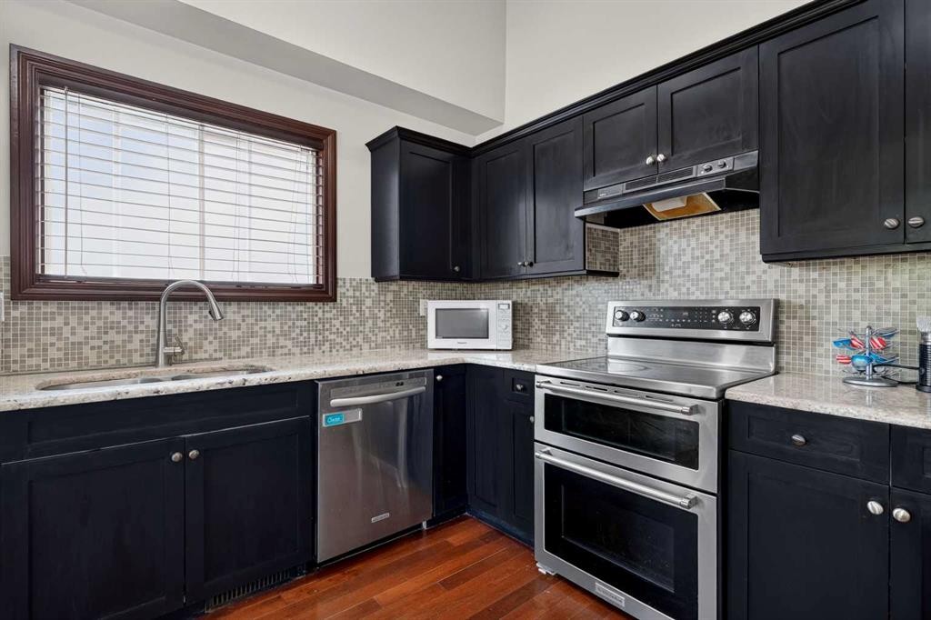 196 Suncrest Way Se, Calgary, AB - Indoor Photo Showing Kitchen With Stainless Steel Kitchen